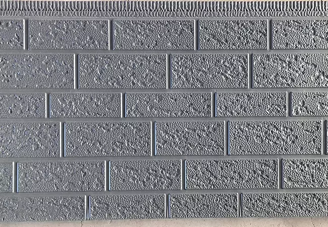Placă de izolare metalică în relief
